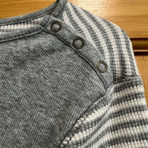 Eddie Bauer gray and white striped thermal with buttons at shoulders size M - Picture 4 of 6